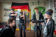 Notruf Hafenkante – Hans (Bruno F. Apitz, 2.v.l.) und Franzi (Rhea Harder-Vennewald, M.) kommen gerade noch rechtzeitig in die Rattenburg. Doch schaffen sie es, Ira (Emma Drogunova, r.) davon abzuhalten Leo (Max Befort, l.) zu erschießen? Auch Sebastian (Julius Feldmeier, 2.v.r.) hat keinen Einfluss mehr auf sie.
