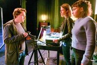 Der Alte – Kommissar Tom Kupfer (Ludwig Blochberger, l.) hofft, durch die Aufzeichnungen der Theaterproben mehr über das Verhältnis von Michelle Weissenbach (Sinha Melina Gierke, M.) und Johanna Pollak (Genet Zegay, r.) zu dem getöteten Regisseur zu erfahren.