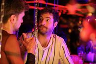neoriginal: Ready.Daddy.Go! – Michel (Fridolin Sandmeyer, r.) hat sich seinen Abend im Club anders vorgestellt. Nirgendwo im Glockenbach ist man sicher vor Bekanntschaften – vor allem nicht vor Hugo (Mauricio Hölzemann, l.).