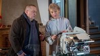 SOKO Wismar – Kriminaltechnikerin Roswitha Prinzler (Silke Matthias, r.) untersucht den Antrieb des Treppenliftes und stellt schnell fest, dass er manipuliert wurde. Revierchef Jan Reuter (Udo Kroschwald, l.) lässt sich zeigen, mit welcher Technik der tödliche Stromschlag ausgelöst wurde. Demnach war der Täter zum Todeszeitpunkt in unmittelbarer Nähe der Villa. Somit rückt auch Neumanns Haushälterin in den engeren Kreis der Verdächtigen. Doch welches Motiv könnte sie haben?