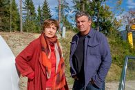 Der Bergdoktor – Daniela Peters (Despina Pajanou) und Dr. Martin Gruber (Hans Sigl) können sich den Unfall nicht erklären.