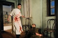 A Young Doctor's Notebook – Der junge Doktor (l, Daniel Radcliffe) mit einem verwundeten Soldaten (Andy Apollo).