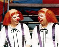 Brust oder Keule – Führen ein Doppelleben, nicht ahnend, dass sie schon bald auffliegen werden: Charles (Louis de Funès, l.) und sein Sohn Gérard (Coluche, r.) ...
