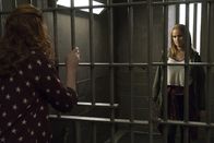 Detective Laura Diamond – Laura (Debra Messing, l.) muss feststellen, dass ihre flatterhafter Halbschwester Lucy (Debby Ryan, r.) eine Verdächtige in einem Mordfall ist ...