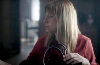 Let's call it love – Rebecca (Helene Grass) reicht Paul einen Stift, damit er seine Scheidungspapiere unterschreiben kann.