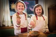 Zu Tisch ... – Zu Tisch in... Weissensee Staffel 1 Folge 16 Helene und Luise backen leckere Weihnachtsguetzlis Copyright: SRF/ZDF/ARTE