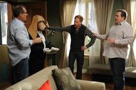 Modern Family – Jay (Ed O'Neill, l.) schildert Mitchell (Jesse Tyler Ferguson, M.) und Cameron (Eric Stonestreet) sein Problem: Gloria möchte seine geliebte Hundebutler-Figur aus dem Haus entfernen...