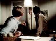 Die Waltons – Olivia (Michael Learned, M.) teilt John Walton (Ralph Waite, r.) und John-Boy (Richard Thomas, l.) aufgeregt mit, dass die Schule von Waltons Mountain in Flammen steht ...
