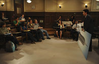 How I Met Your Mother – Als Ted (Josh Radnor, r.) zum ersten Mal vor etwa 300 Studenten spricht, lässt er bis zum Ende der Vorlesung keine Wortmeldungen zu. Ein Fehler, denn er ist im falschen Hörsaal ...