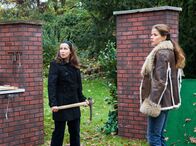 Pfarrer Braun – Pamela Klessmann (Leonore Capell, re.) und Kriemhild Schwaderlapp (Barbara Philipp) mögen sich nicht.