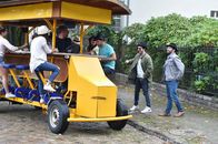 jerks. – Fahri Yardim (2.v.r.) und Christian Ulmen (r.) werden zur Abiturfeier auf einem Biermobil eingeladen.