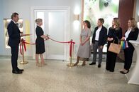 Rote Rosen – Katrin (Nicole Ernst, 2.v.l.) eröffnet vor Gunter (Hermann Toelcke, l.), Anke (Anne Brendler, 3.v.l.), Florian (Stefan Plepp, 3.v.r.), Amelie (Lara-Isabelle Rentinck, 2.v.r.) und Britta (Jelena Mitschke, r.) ihr Tourismusbüro.