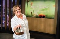 ARD-Buffet – Die Göttinger Gastronomin Jacqueline Amirfallah bereitet im ARD-Buffet gefüllten Kohlrabi mit Hack zu.