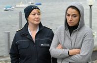 WaPo Bodensee – Nele Fehrenbach (Floriane Daniel, l.) befragt die Kellnerin Lena Teuber (Jaëla Probst, r.) zu den Geschehnissen im Restaurant.