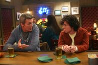 The Middle – Mike (Neil Flynn, l.); Axl (Charlie McDermott, r.)