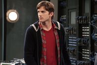 Two and a Half Men – Macht einen großen Fehler, als er Jake und Eldridge bei sich in der Firma arbeiten lässt: Walden (Ashton Kutcher) ...