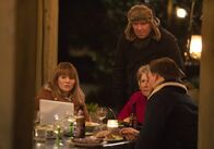 Years and Years – Rosie Lyons (Ruth Madeley, l.), Stephen Lyons (Rory Kinnear, M.), Muriel Deacon (Anne Reid, 2.v.r.) und Ralph Cousins (Dino Fetscher, r.) skypen mit Edith und erhalten schlechte Nachrichten.