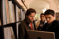 SOKO Stuttgart – Kommissar Jo Stoll (Peter Ketnath, l.) und KTU-Leiter Jan Arnaud (Mike Zake Sommerfeldt, M.) erwarten Ergebnisse vom IT-Spezialisten Rico Sander (Benjamin Strecker, r.), der das Notebook des Opfers untersucht.