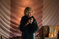 American Horror Story – Wie wird Edward Mordrake auf Elsas (Jessica Lange) Erzählungen über ihre Vergangenheit in Deutschland reagieren?; Wie wird Edward Mordrake auf Elsas (Jessica Lange) Erzählungen über ihre Vergangenheit in Deutschland reagieren?
