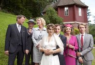 Der Schwarzwaldhof – Das Brautpaar Merle (Miriam Morgenstern, vorne links) und Martin (Arndt Schwering-Sohnrey, vorne rechts), Mutter Veronika (Saskia Vester, 3. von links) mit Freund Max (Michael Fitz, links), Opa Albert (Michael Hanemann, 2. von links), Oma Lore (Gila von Weitershausen, 2. von rechts) und Brüderchen Stefan (Tim Morten Uhlenbrock, rechts).