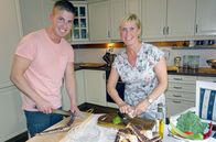 Zu Tisch ... – Bente und Adrian Aust bereiten die Königskrabben zu. Nur die Beine werden gegessen. Damit sich diese von der harten Schale ablösen, müssen sie aufgeschnitten und kurz erhitzt werden.
