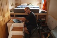 SRF DOK: Tiny Houses - Traum oder Hype? – SRF DOK Tiny Houses – Traum oder Hype? Folge 3 Christian Gerber an seinem neuen Schreibtisch. Er hat sein Tinyhouse selbst gebaut. 2024 Copyright: SRF