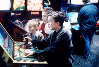 Malcolm mittendrin – Malcolm (Frankie Muniz, re.), Reese (Justin Berfield, mi.) und Dewey (Erik Per Sullivan) spielen mit großer Begeisterung Videospiele.