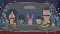 Bob's Burgers – Linda hat viel zu früh einen Weihnachtsbaum gekauft hat, welcher längst vor den Feiertagen wieder eingegangen ist. Eine Tour, um einen neuen Baum zu kaufen steht an: Bob (r.), Linda (l.), Louise (M.), Gene (2.v.r.) und Tina (2.v.l.) ...