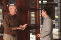 Hawaii Five-0 – Kann Commander Joe White (Terry O'Quinn, l.) Chin (Daniel Dae Kim, r.) und Danny helfen, Steves Unschuld zu beweisen?