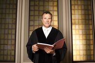 Richter Alexander Hold – Richter Alexander Hold war Staatsanwalt und Richter am Amtsgericht in Kempten. Er steht in der erfolgreichen Court-Show-Tradition von SAT.1 und entscheidet Strafrechtsfälle - das ganze Spektrum der Strafbarkeit, vom Drogendealer bis zur Sexualstraftat ...