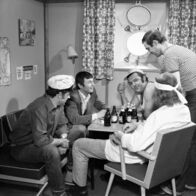 Zur See – v.l.n.r.:Jürgen Zartmann (Bootsmann), Jörg Knochée (3. Offizier Winfried), Günter Schubert (Thomas), Willi Schrade (Matrose Schmidt) und Bernd Storch (Koch Hartwich)