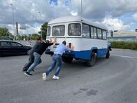 Verrückt nach Meer – Tallinn in Estland. Ausflug: Soviet Flashback Tour mit Reiseleiter Bernd Wallisch und Kreuzfahrtdirektor Jörn Hoffer. Ein ganz besonderer Ausflug in die alte Soviet-Zeit. Oberst Ivan (Tourguide Ivan heißt in Echt Jaan-Laur) steht schon bereit und erwartet sie am alten Soviet-Fahrzeug.