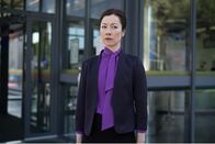 SOKO Wien – Die Diplomatin Bao Chen (Nina Fog) dachte, dass sie davonkommt, wenn sie den Killer ans Messer liefert.