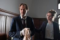 Tatort – Simon Fischer (Christian Bayer) übergibt Kleidungsstücke seiner Frau Kathrin an Leonie Winkler (Cornelia Gröschel) und wird von Gefühlen überwältigt
