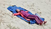 Fast perfekte Frauen – Die Fleischfachverkäuferin und Mutter von drei Kindern Christine (Anne Roemeth) zieht sich an den Strand der Nordsee zurück.