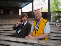 Heißmann + Rassau – Ganz in seinem Element ist Stadtverwalter Dieter Dachs (Volker Heißmann, links), als er Dr. Konrad Landzenberg aus dem Bundeskanzleramt (Martin Rassau, rechts) das beschauliche Dinkelsbühl präsentiert.