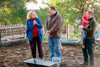 Modern Family – (v.li.) Celia Weston (Barb Tucker), Eric Stonestreet (Cameron Tucker), Aubrey Anderson-Emmons (Lily Tucker-Pritchett), Jesse Tyler Ferguson (Mitchell Pritchett).