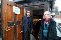 GEO Reportage – Pastorin Maria Sabine Förster (re.) und der neue Diakon und Geschäftsführer Mark Möller (li.) auf der Flussschifferkirche