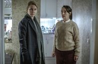 Snow Angels – Die Kommissarin Alice (Eva Melander, li.) sucht die Kinderkrankenschwester Maria (Maria Rossing) auf.