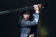Ultraviolet – Violet Song jat Shariff (Milla Jovovich) ist bereit zu kämpfen, damit Six, der an einem Seil über einem Brunnen hängt, nicht stirbt.
