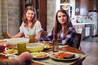 Young Sheldon – Mary Cooper (Zoe Perry, l.); Missy Cooper (Raegan Revord, r.)