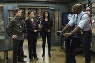 Brooklyn Nine-Nine – (v.l.n.r.) Jake Peralta (Andy Samberg); Amy Santiago (Melissa Fumero); Rosa Diaz (Stephanie Beatriz); Terry Jeffords (Terry Crews)