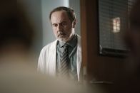 Doktor Ballouz – Doktor Ballouz (Merab Ninidze) muss die Angehörigen der hirntoten Marlene um eine schwere Entscheidung bitten: Stimmen sie einer Organspende zu oder nicht?