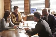 Castle – Ein Agent der Regierung (Lyle Lovett, 2.v.r.) mischt sich plötzlich in die Arbeit von Kate Beckett (Stana Katic, l.), Richard Castle (Nathan Fillion, 2.v.l.) und Roy Montgomery (Ruben Santiago-Hudson, r.) ein ...