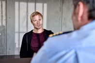 WaPo Bodensee – Vehement bestreitet Martin Höfer (Christoph von Friedl) im Verhör den Mord an Ferch.