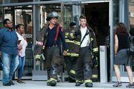 Chicago Fire – Chicago Fire Staffel 7, Folge 2 Nach dem Einsatz: Taylor Kinney als Kelly Severide, Jesse Spencer als Matthew Casey. Copyright: SRF/NBC Universal