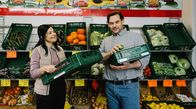 Asbest – Amira Kaval (Jasmin Tabatabai, li.) bekommt Hilfe von Simon (Alexander Beyer, re.).