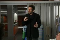 Dr. House – Le docteur House soigne une très jeune mannequin aux mystérieux symptômes. Il pense d'abord à une maladie psychologique, une névrose post-traumatique qu'auraient déclenché des rapports incestueux avec son père. Mais, très vite, tout semble indiquer un cancer.