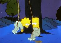 Die Simpsons – Die Simpsons 00000 Bart hilft seiner Schwester Lisa beim Training in der streng geführten Kadettenanstalt. Sie zumindest wollte ja unbedingt dorthin.
