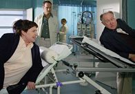 In aller Freundschaft – MDR Fernsehen IN ALLER FREUNDSCHAFT FOLGE 272, "Versprechungen" Uhr. Das zum sechsten Mal geschiedene Ehepaar Gerhard wird in die Sachsenklinik eingeliefert - beide mit einer Sprunggelenksfraktur. Karla Gerhard (Hildegard Alex, li.); Dr. Achim Kreutzer (Johannes Steck, mi.); Karl Gerhard (Carl-Heinz Choynski, re.)